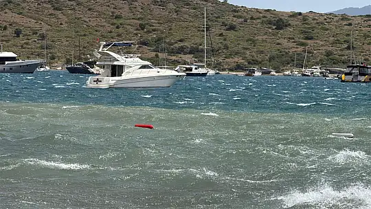 Bodrum'da Sert Rüzgar Etkili Oldu: Tekneler Karaya Vurdu