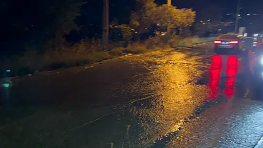 İçme suyu hattı patladı yol çöktü