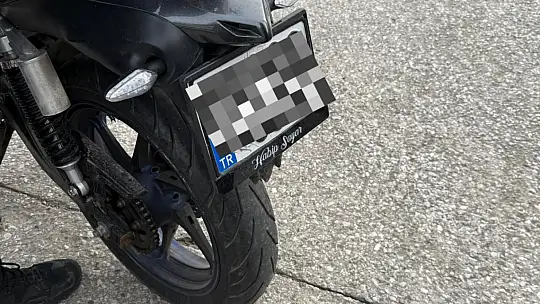 Araçtan Kaçtı, Kaldırıma Daldı: Motosikletli Yayayı Yaraladı