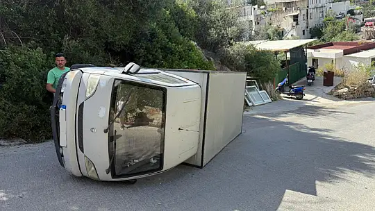 Yokuşta Manevra Kazayla Bitti: Kamyonet Yan Yattı