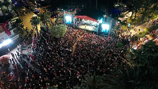 Cumhuriyet Meşalesi Bodrum'da Yandı: Gençlik Bayramı Coşkulu Geçti