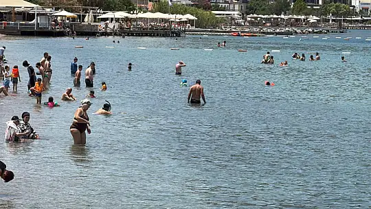 Bodrum'da sahilleri tatilciler doldurdu