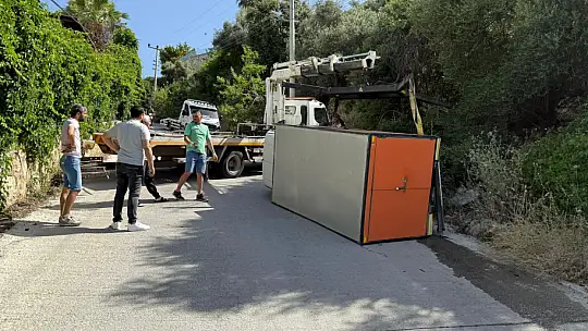 Yokuşta Manevra Kazayla Bitti: Kamyonet Yan Yattı
