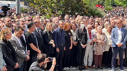 Belediye önünde Başkan Zeyrek'e acı veda