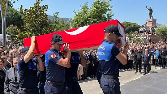 Belediye önünde Başkan Zeyrek'e acı veda