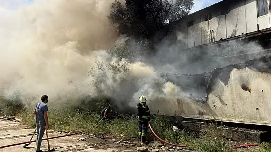 Korkutan yangın: Konteyner alev alev yandı