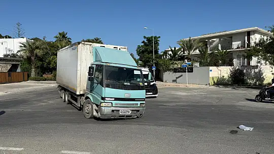 Kamyon aks kesti, trafik kitlendi