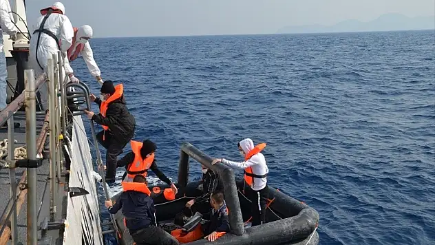 10 düzensiz göçmen kurtarıldı