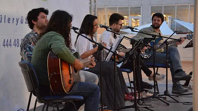 100 Yıllık Şarkılar Türkçe ve Rumca Seslendirildi