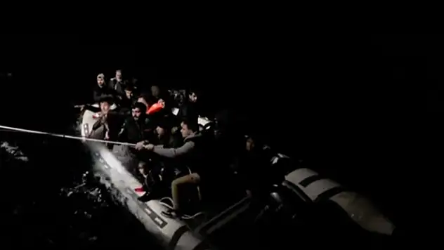 13'ü çocuk 29 düzensiz göçmen kurtarıldı, 2 göçmen kaçakçısı yakalandı