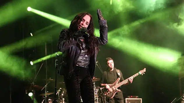 14 GÜNLÜK YILBAŞI PARTİSİ ETKİNLİKLERİ SERTAB ERENER'LE ZİRVEYE ÇIKTI