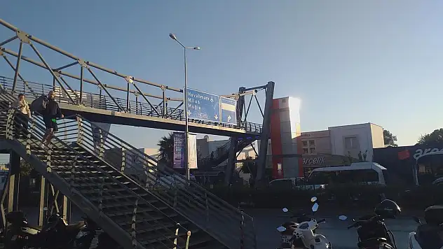 16 Yaşındaki Genç Kız Üst Geçitten Atlamaya Çalıştı