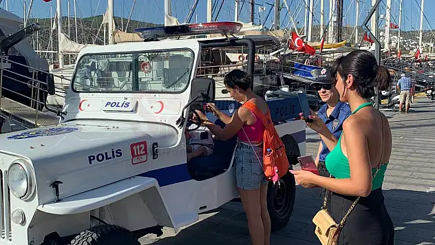 1954 Model Araç Restore Edildi Turizm Polis Aracı Oldu