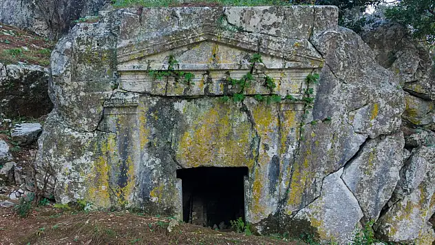 2 Bin 400 Yıllık kaya mezarı koruma altında