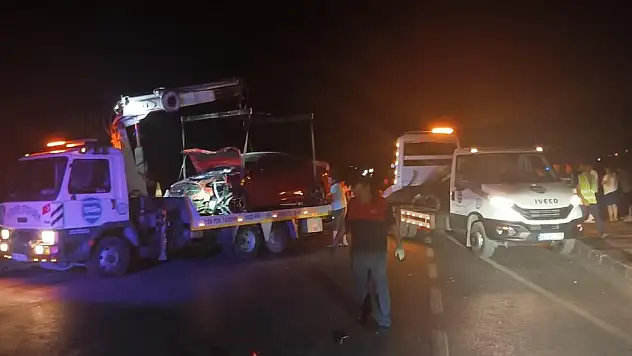 2 Otomobil Kafa Kafaya Çarpıştı: 1 Ölü, 3 Yaralı