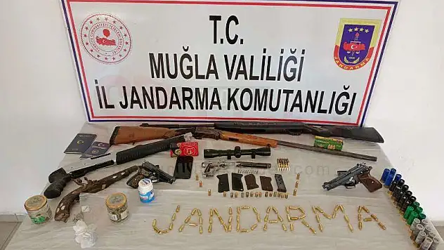 2 Şüpheli Şahsın Evlerinde Çeşitli Silah ve Uyuşturucu Madde Bulundu