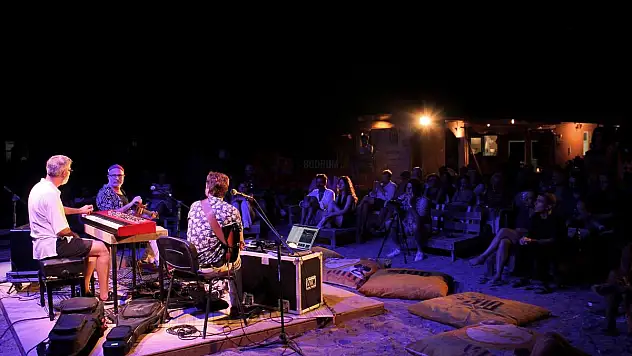 '2+1: Sounds From The Bridge', Gümüşlük Sahilindeydi
