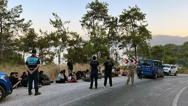 22 düzensiz göçmen ve 2 göçmen kaçakçısı yakalandı