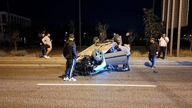 Direğe çarpan otomobil takla attı, sürücü kazayı yara almadan atlattı