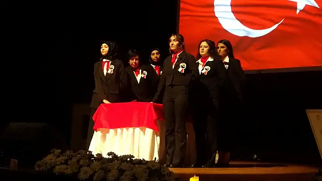 24 Kasım Öğretmenler Günü düzenlenen programla kutlandı