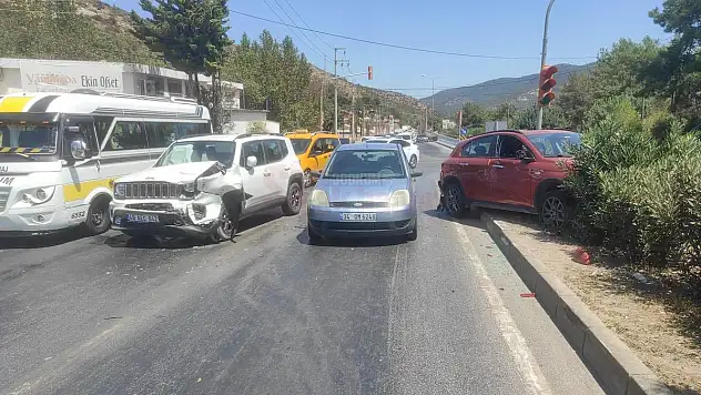 3 Aracın Karıştığı Zincirleme Kaza Ucuz Atlatıldı