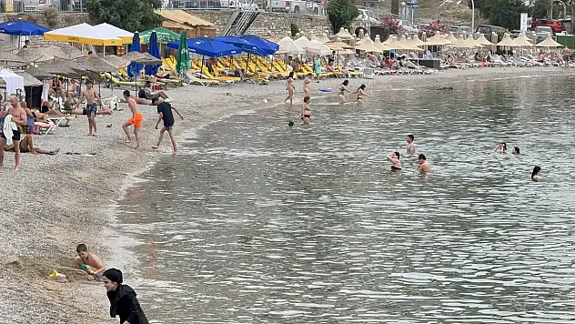 30 derecelik sıcaklıkta Bodrumlular denize koştu