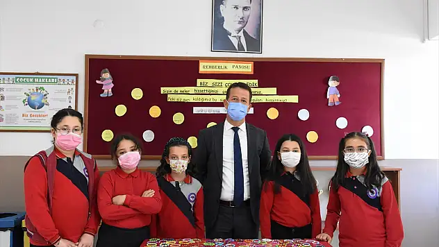 5 ilkokul öğrencisi el emeği ürünlerini satıp gelirini Lösemili Çocuklar Vakfına bağışladı