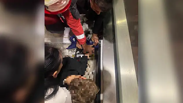 5 yaşındaki çocuk yürüyen merdivende elini sıkıştırdı