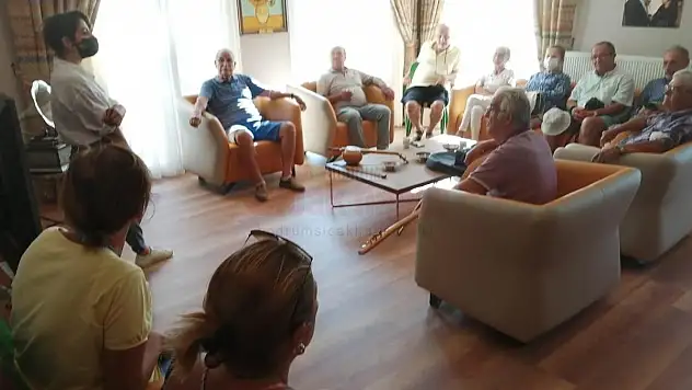 60 YAŞINDAN SONRA TÜRK HALK MÜZİĞİ KORO EKİBİNE KATILDILAR