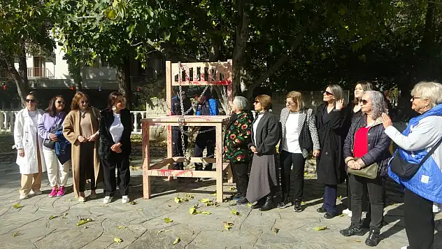 Zincirli sandalyeler kadınların sessiz çığlığı oldu