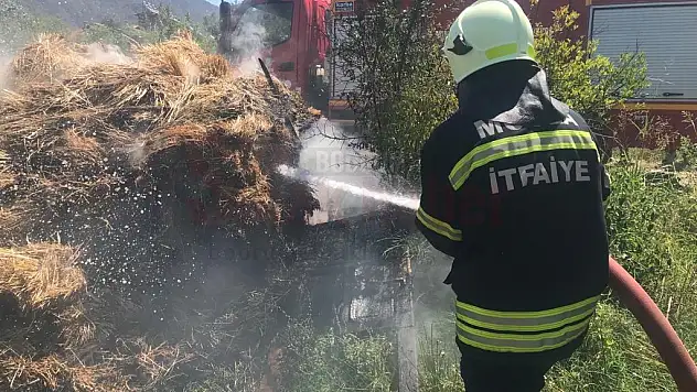 Ağıl'da Çıkan Yangında Saman Balyaları Yandı