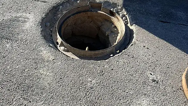 Ağzı Açık Bırakılan Kanalizasyon Çukuruna Düştü