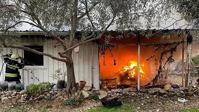 Ahşap Ev Yangında Kullanılamaz Hale Geldi