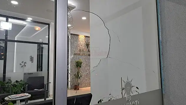 AK Parti Muğla İl Binasına Taşla Saldıran Kişi Yakalandı