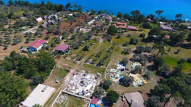 Akbük Koyu'ndaki kaçak yapıların yıkımı hızla sürüyor