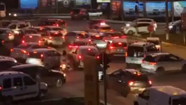 Akıllı sinyalizasyon sistemi trafik akışını yavaşlatıyor