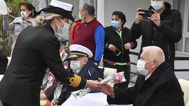 Aksaz Deniz Üs Komutanlığı Orkestrası huzurevi sakinleri için çaldı