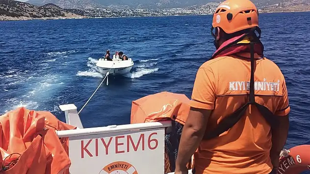 Akvaryum koyunda arızalanan ve sürüklenen tekne kurtarıldı