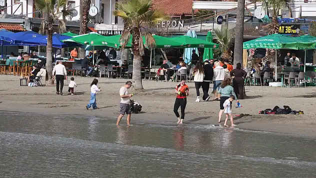 Akyaka'da güneşli hava sahilleri doldurdu