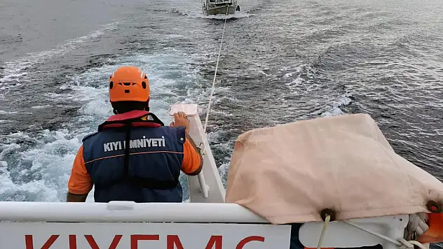 Akyarlar Açıklarında Arızalanan Tekneyi KIYEM Ekipleri Kurtardı