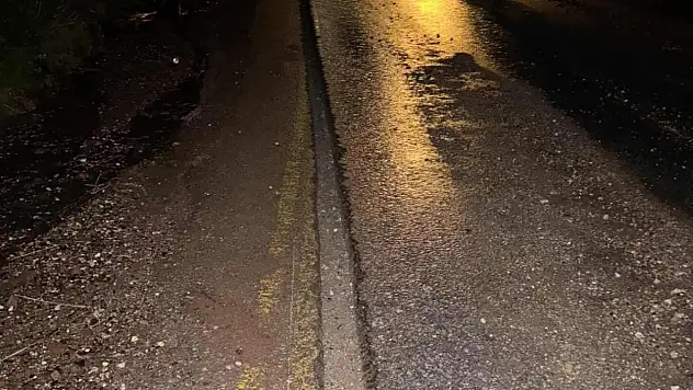 Akyarlar'da önlemsiz bırakılan çukur motosikletli gençleri gece karanlığında tuzağa düşürdü
