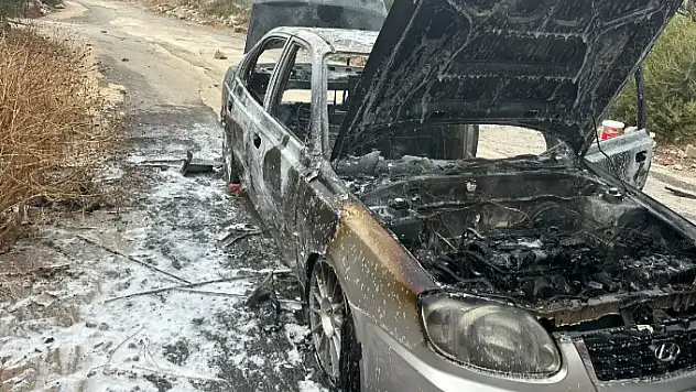 Alev Alan Otomobil Kullanılamaz Hale Geldi