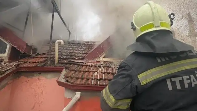 Alevler çatı katını sardı mahallede Panik anları