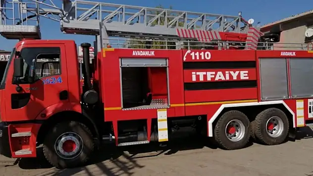 Alevler iki katlı evi sardı