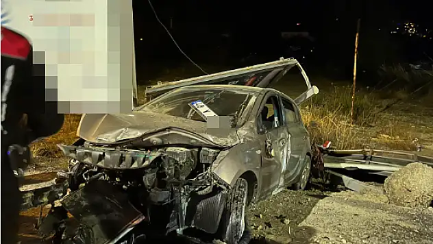 Alkollü Sürücü Billboardları Devirip Durabildi
