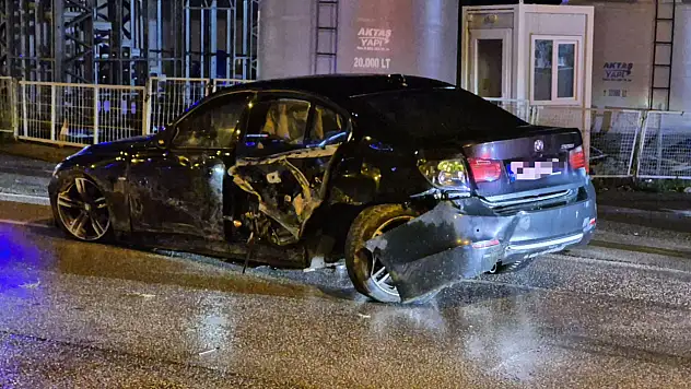 Alkollü sürücü refüje çıktı