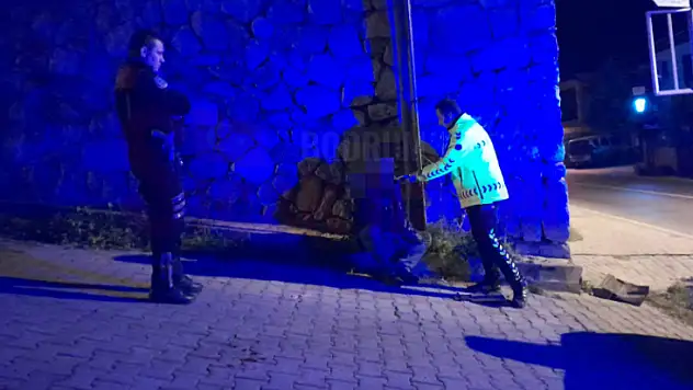 Alkollü Sürücü Sokaktaki Araçlara Çarpıp Kaldırıma Çıktı