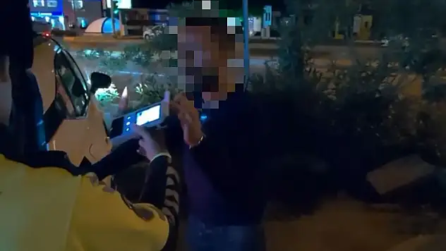 Alkollü sürücü tavırlarıyla güldürdü