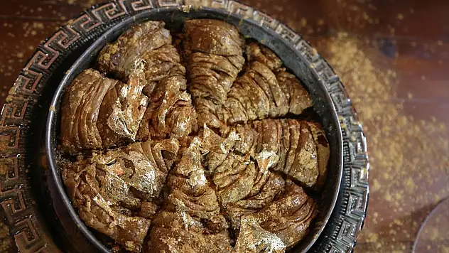 Altın Kaplamayla Yapılan Tatlının Dilimi 5 Bin Liradan Satıldı
