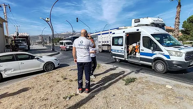 Ambulans İle Otomobil Çarpıştı: 1 Yaralı